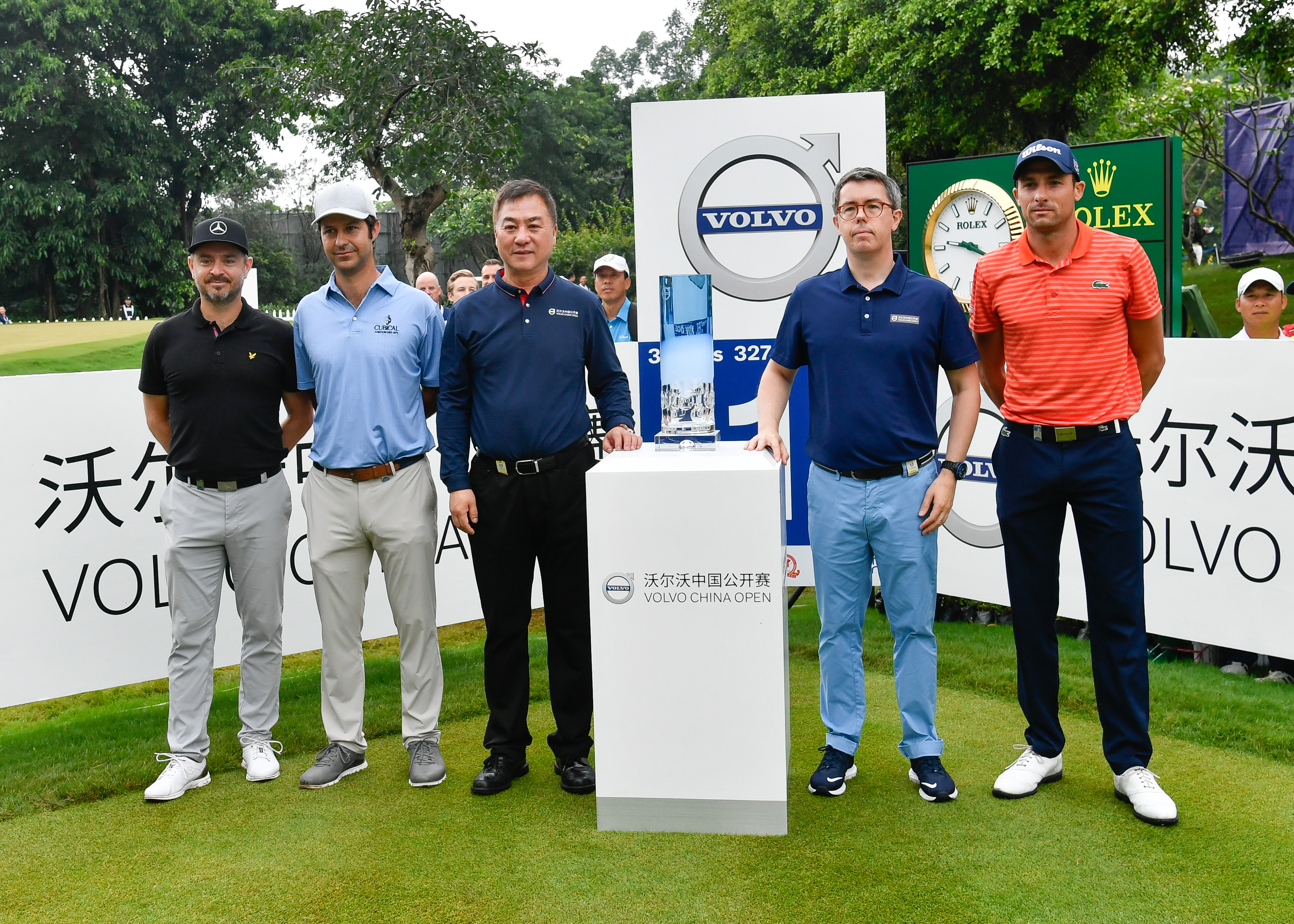 包含场面火爆！高尔夫观众席沸腾不已的词条